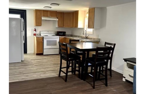 Thonotosassa Casa | Charming 2-bedroom white house in tranquil Thonotosassa with AC