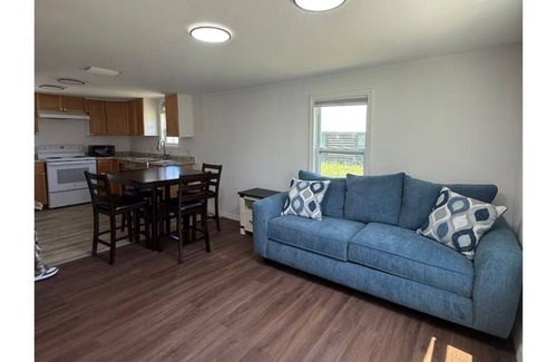 Thonotosassa Casa | Charming 2-bedroom white house in tranquil Thonotosassa with AC