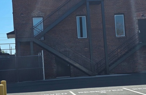 Walnut Cove Apartamento | Charming 2-bedroom apartment in lovely Walnut Cove with AC, WiFi