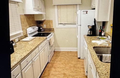 Lackey Casa | Charming 2-bedroom estate in beautiful Williamsburg with WiFi, fitness room
