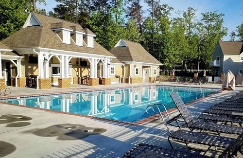 Lackey Casa | Charming 2-bedroom estate in beautiful Williamsburg with WiFi, fitness room