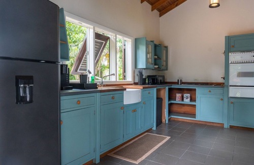 Pares Casa | Charming 2-bedroom villa with AC, WiFi in secluded area