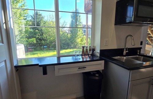 Tallyn's Reach Casa | Charming 2-bedroom Walkout Basement, Private Entrance, in Aurora with Wi-Fi,TV
