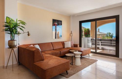 Nueva Milla de Oro Apartamento | Charming 2-Bedroom with Beautiful Sea Views