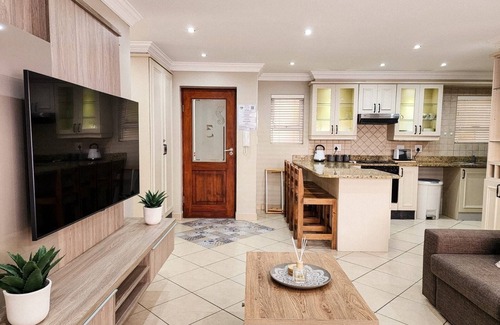 Jeffreys Bay Apartamento | Charming 2-bedroom BeachApartment in Marvellous Jeffreys Bay Main Beach.