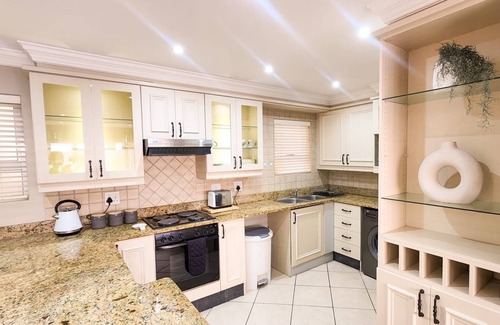 Jeffreys Bay Apartamento | Charming 2-bedroom BeachApartment in Marvellous Jeffreys Bay Main Beach.