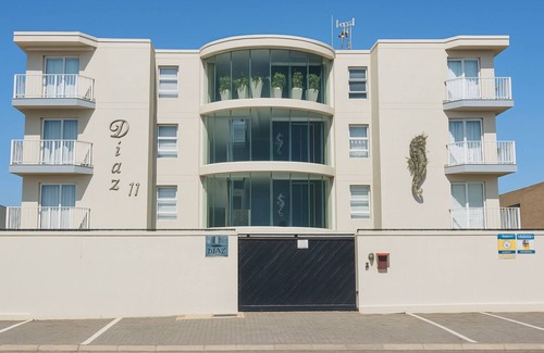 Jeffreys Bay Apartamento | Charming 2-bedroom BeachApartment in Marvellous Jeffreys Bay Main Beach.