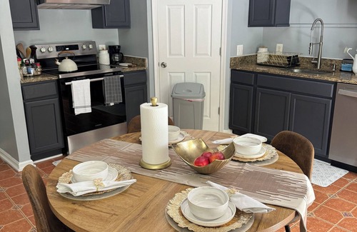 Brooklyn Casa | Charming 2 Bedrooms in Quiet Baltimore Townhome – All-Inclusive Perks!