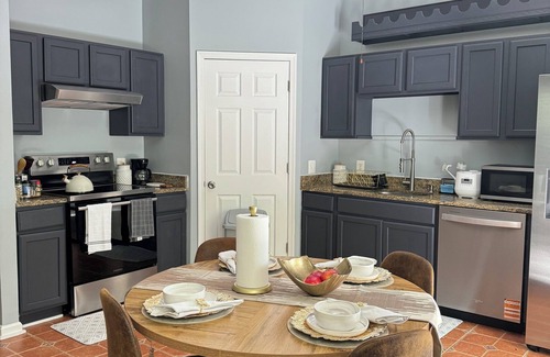 Brooklyn Casa | Charming 2 Bedrooms in Quiet Baltimore Townhome – All-Inclusive Perks!