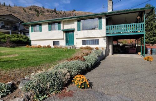 Kamloops Apartamento | Charming - 2 bedrooms suite, 1 full bath & family room