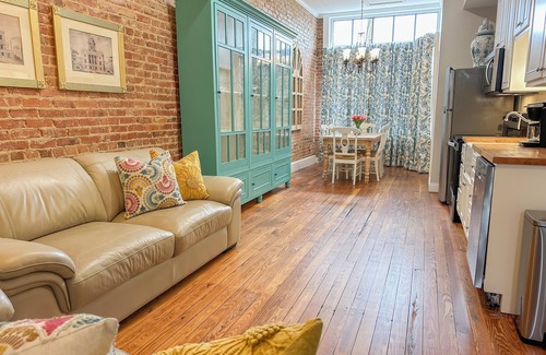 Troy Apartamento | Charming 2 BR/2 bath in Historic District - Rent 1 Suite or Both/8-16 people!