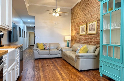 Troy Apartamento | Charming 2 BR/2 bath in Historic District - Rent 1 Suite or Both/8-16 people!