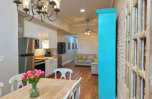 Troy Apartamento | Charming 2 BR/2 bath in Historic District - Rent 1 Suite or Both/8-16 people!