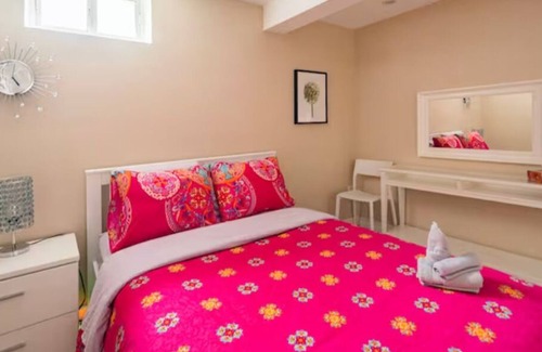 North York Casa | Charming 2-BR Apt | Private Entry | Self Check-in | Parking | 15min→Downtown