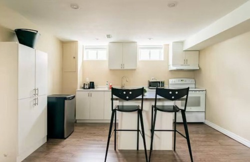 North York Casa | Charming 2-BR Apt | Private Entry | Self Check-in | Parking | 15min→Downtown