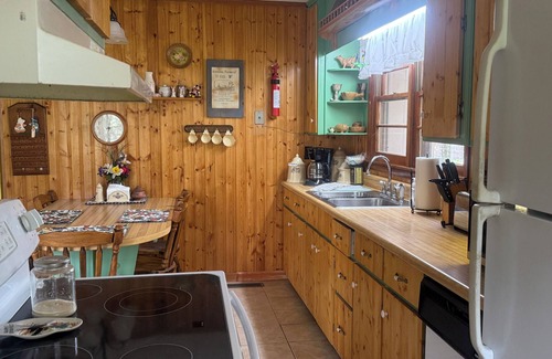 Newland Cabaña | Charming 2-BR Country Cottage--Very Convenient to Linville, Banner Elk, Newland.