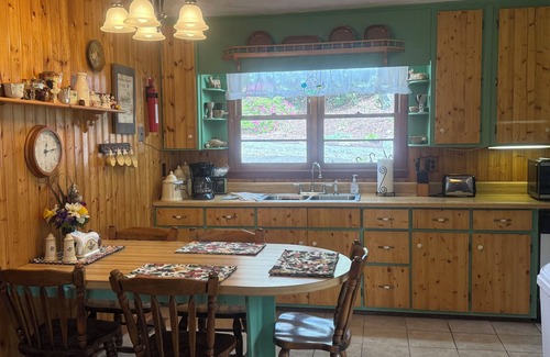 Newland Cabaña | Charming 2-BR Country Cottage--Very Convenient to Linville, Banner Elk, Newland.