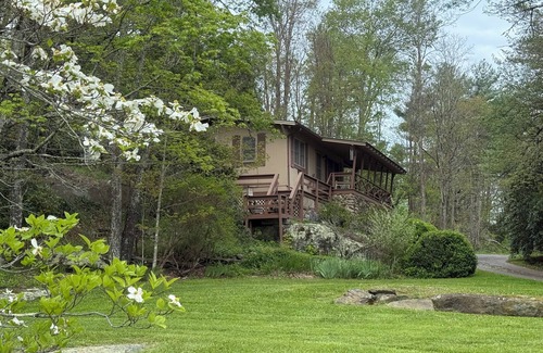 Newland Cabaña | Charming 2-BR Country Cottage--Very Convenient to Linville, Banner Elk, Newland.