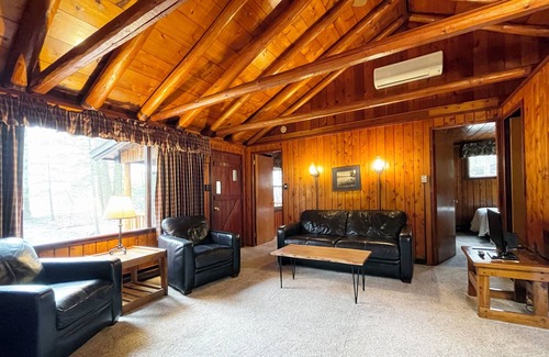 Reeders Cabina | Charming 2 BR Log Cabin in the Poconos