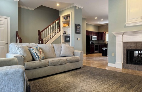Memphis Casa | Charming 2 brd townhome with private 2 car garage in marvelous downtown Memphis