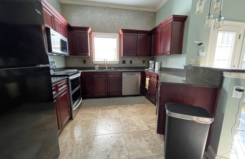 Memphis Casa | Charming 2 brd townhome with private 2 car garage in marvelous downtown Memphis