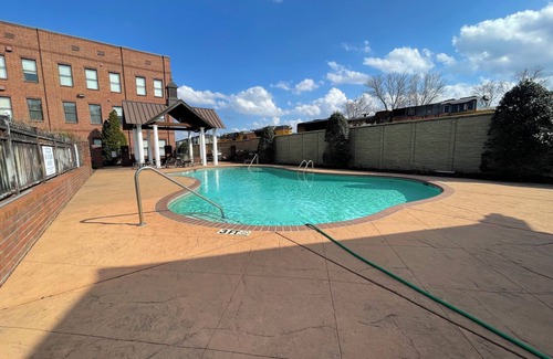 Memphis Casa | Charming 2 brd townhome with private 2 car garage in marvelous downtown Memphis