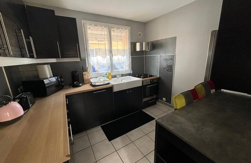 Sotteville-les-Rouen Casa | Charming 2-bedroom townhome in lovely Sotteville-lès-Rouen with WiFi