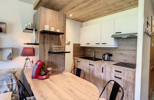 Demi-Quartier Apartamento | Encantador apartamento de 2 habitaciones en Combloux con terraza, parking y guardaesquís