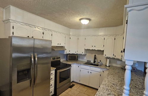 Hobart Casa | Charming 2-Story Townhouse Retreat – Perfect for Your Next Getaway!