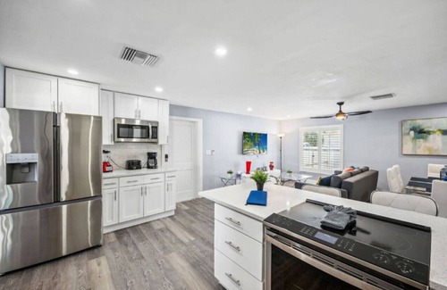 Redevelopment Area Casa | 2BD Cozy Naples Home by the water