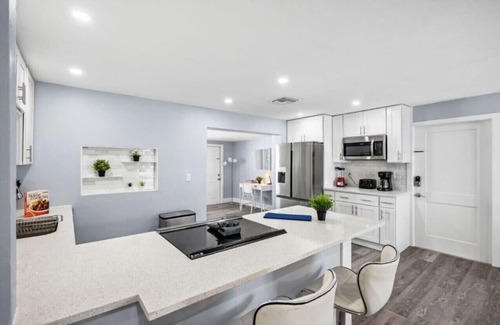 Redevelopment Area Casa | 2BD Cozy Naples Home by the water