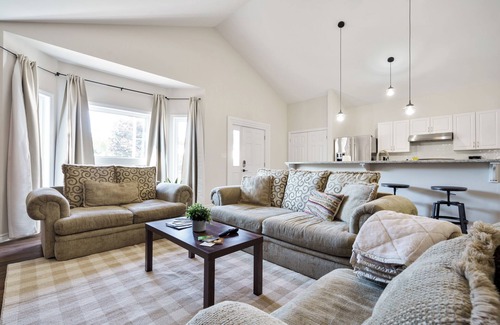 Fenelon Falls Apartamento | Charming 2Bdrm Stay in the Hear of Fenelon Falls | Walk to Lake Cameron