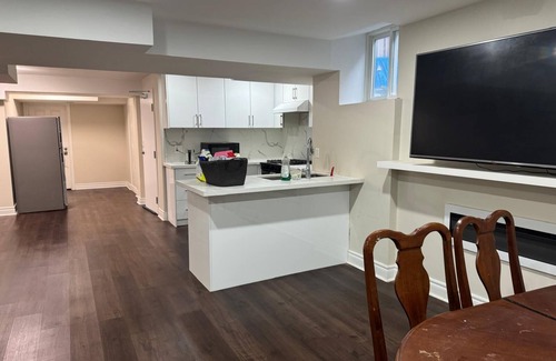 Brampton Casa | Charming 2bedroom house with WiFi, AC in Brampton