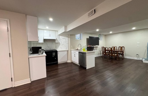 Brampton Casa | Charming 2bedroom house with WiFi, AC in Brampton