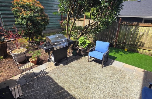 West Seattle Casa | Charming 2bedroom townhome in awesome Seattle W/ AC, WiFi, next to Lincoln park