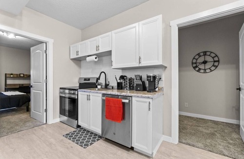 West Central Apartamento | Charming 2BR – 2-Min Walk to Downtown Attractions