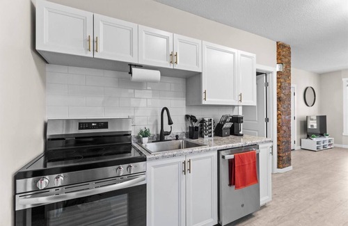 West Central Apartamento | Charming 2BR – 2-Min Walk to Downtown Attractions
