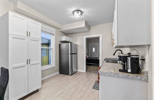 West Central Apartamento | Charming 2BR – 2-Min Walk to Downtown Attractions