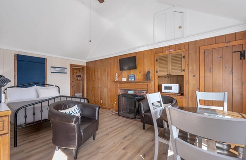 Yarmouth Cabaña | Charming 2BR/2BA coastal retreat with Nantucket Sound views