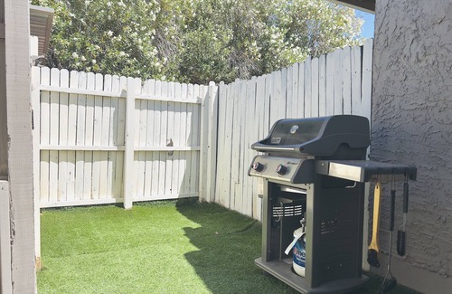Gilbert Condominio | Charming 2BR/2BA Retreat in Quiet Gilbert Neighborhood - Near Vibrant Downtown!