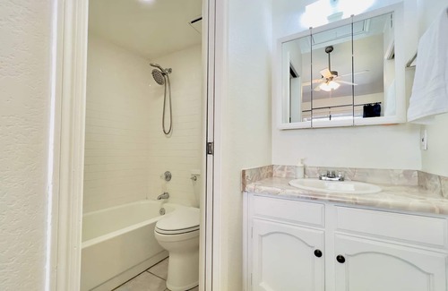 Gilbert Condominio | Charming 2BR/2BA Retreat in Quiet Gilbert Neighborhood - Near Vibrant Downtown!