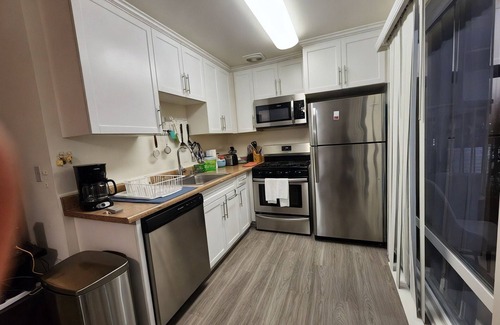 West Los Angeles Casa | Charming 2BR at Westside Village