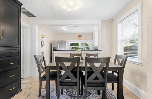 Crescent Lake Casa | Charming 2BR bungalow by Crescent Lake, close to beaches, eats & Dtown St. Pete!