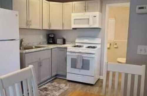 Indian River Casa | Charming 2BR Cabin River Views & Outdoor Space