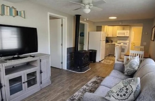 Indian River Casa | Charming 2BR Cabin River Views & Outdoor Space