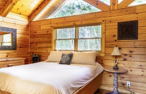 Sevierville Chalet De Esquí | Charming 2BR Cabin with Hot Tub & Mountain Views