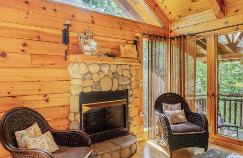 Sevierville Chalet De Esquí | Charming 2BR Cabin with Hot Tub & Mountain Views