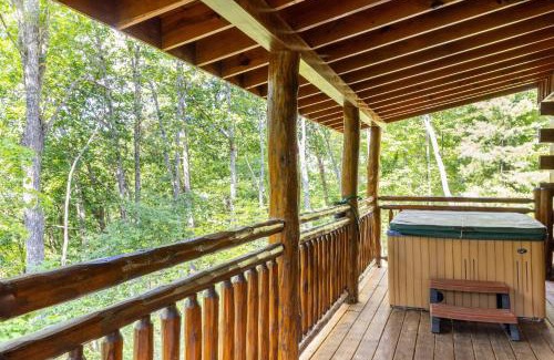 Sevierville Chalet De Esquí | Charming 2BR Cabin with Hot Tub & Mountain Views