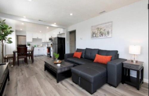 Los Angeles Apartamento | Charming 2BR Condo with Onsite Parking Included