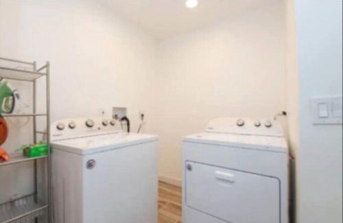 Los Angeles Apartamento | Charming 2BR Condo with Onsite Parking Included